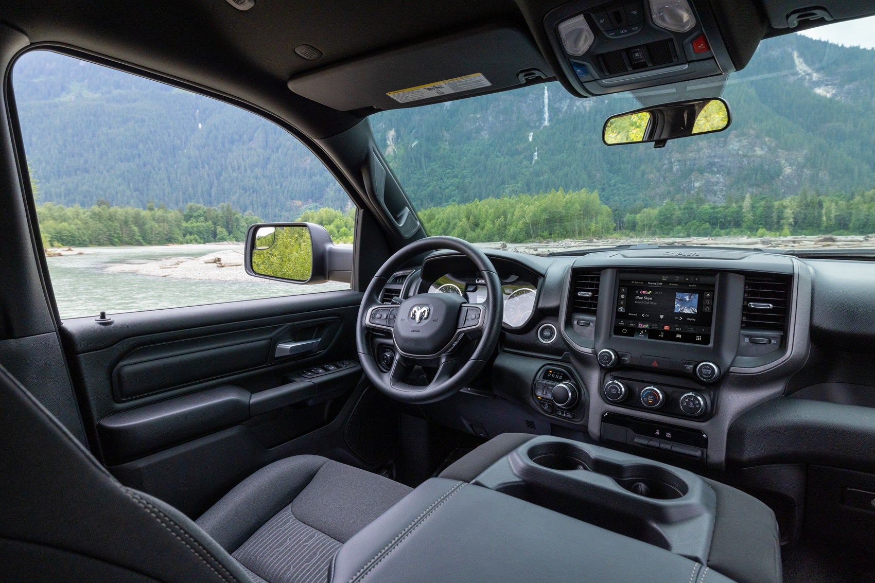 2024 RAM 1500 VS TOYOTA TUNDRA: IN-CABIN FEATURES & TECHNOLOGY