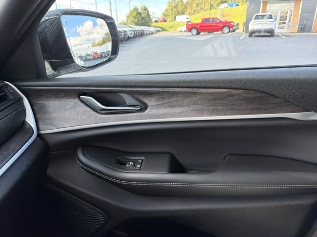 2027 Jeep Grand Cherokee Laredo Altitude