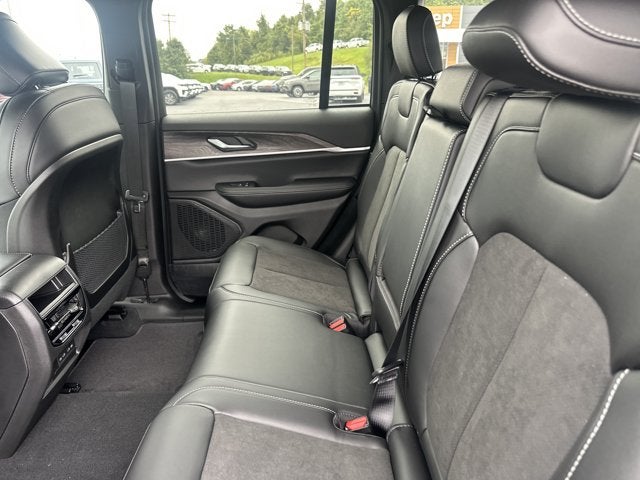 2027 Jeep Grand Cherokee Laredo Altitude