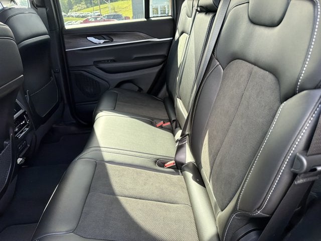 2027 Jeep Grand Cherokee Laredo Altitude
