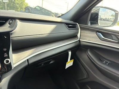 2027 Jeep Grand Cherokee Laredo Altitude