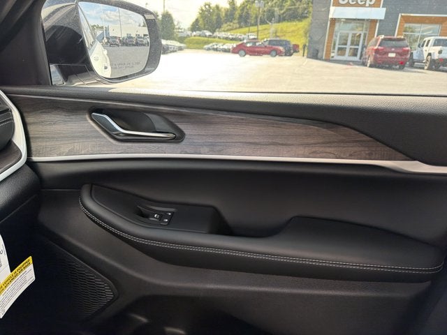 2027 Jeep Grand Cherokee Laredo Altitude