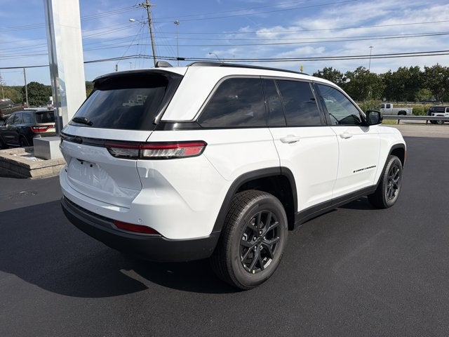 2027 Jeep Grand Cherokee Laredo Altitude