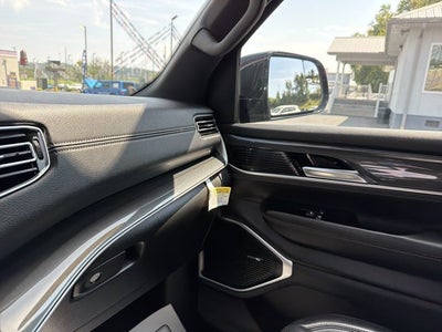 2023 Jeep Wagoneer Base