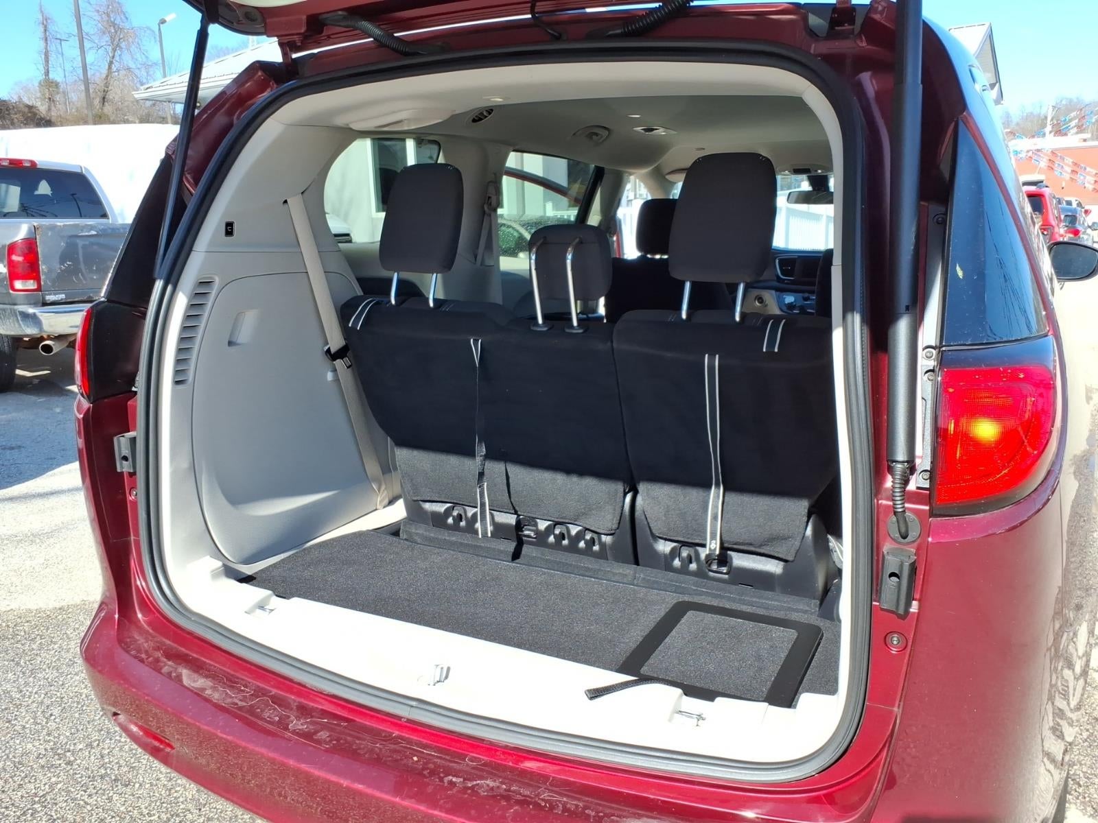 2022 Chrysler Voyager LX