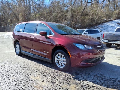 2022 Chrysler Voyager LX