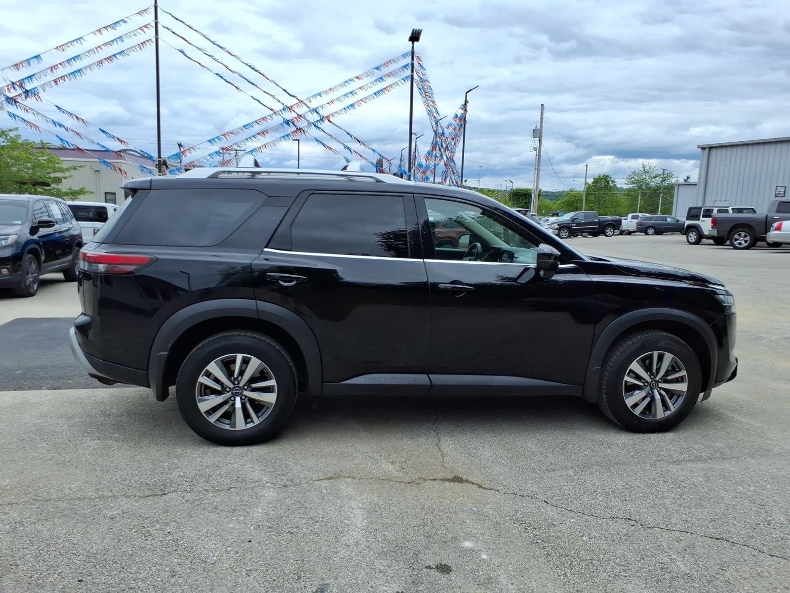 2024 Nissan Pathfinder SL